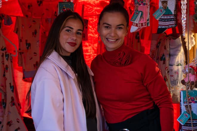 Sarah Engels (l.) - hier mit Renata Lusin - hat ihre Weihnachtsgeschenke schon fast zusammen.