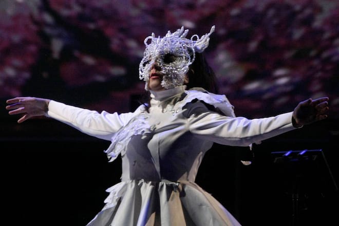 Björk auf der Bühne - in ihrem Element.