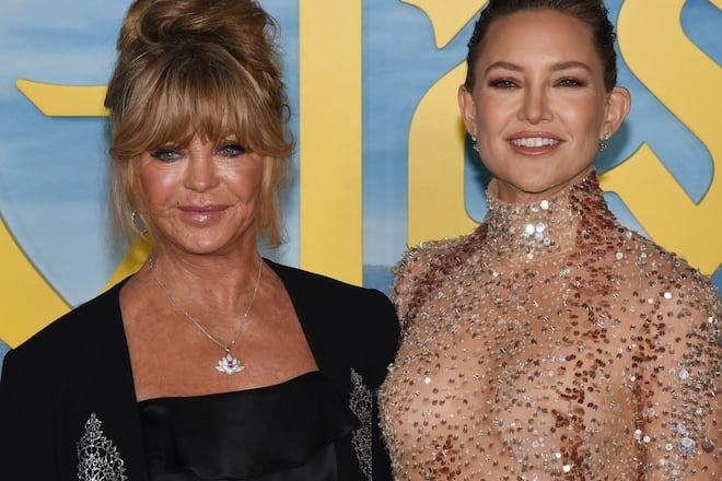 Kate Hudson (r.) sendet Geburtstagswünsche an ihre Mutter.