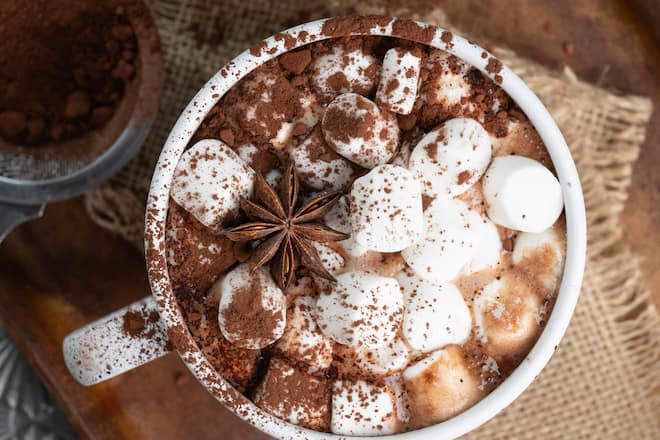 Mit einigen Extrazutaten bekommt die klassische heisse Schokolade ein Upgrade.