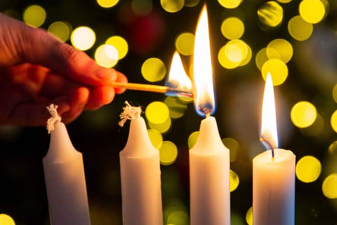 Es muss nicht immer Tannengrün und rote Kerzen sein.