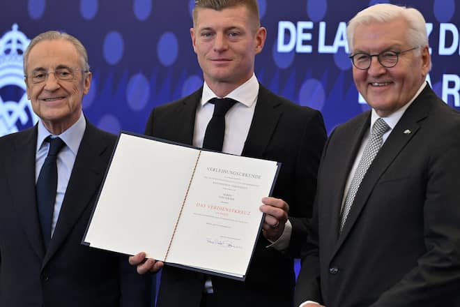 Real Madrids Präsident Florentino Pérez (li.) und Frank-Walter Steinmeier (re.) hielten Reden für Toni Kroos.
