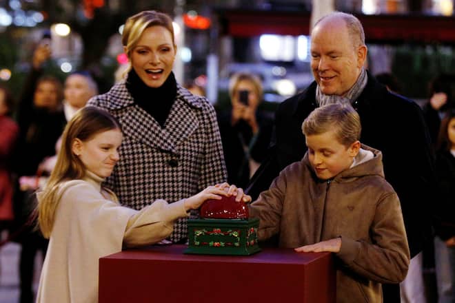 Fürst Albert, Fürstin Charlène und die Zwillinge Jacques und Gabriella haben in Monaco die Weihnachtsbeleuchtung erstrahlen lassen.