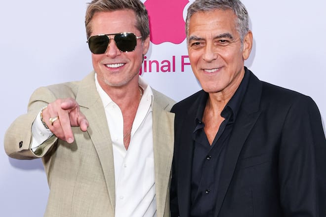 George Clooney (r.) verlor einst eine Rolle an Brad Pitt.