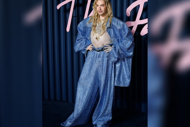 Bill Kaulitz posierte bei den British Fashion Awards 2025 in einem blauen XXL-Anzug von Vetements.
