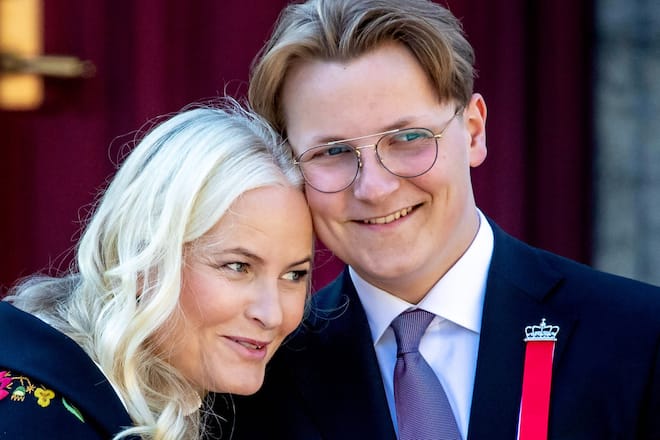 Prinz Sverre Magnus mit seiner Mutter auf einer Veranstaltung.