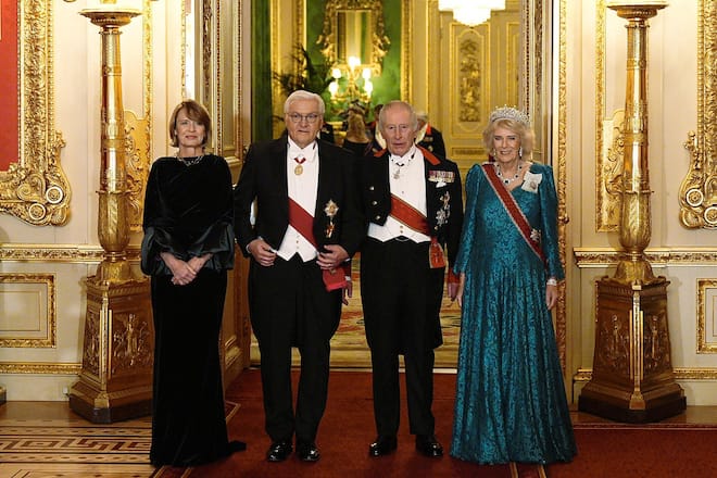 Elke Büdenbender und Frank-Walter Steinmeier mit König Charles III. und Königin Camilla (v.l.n.r.) am 3. Dezember.