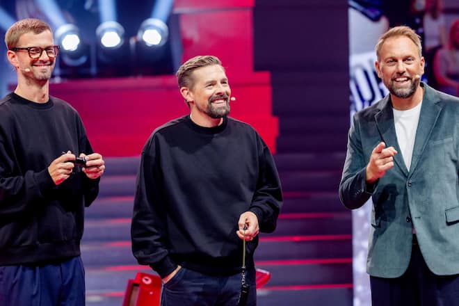 Joko Winterscheidt und Klaas Heufer-Umlauf mit Moderator Steven Gätjen (v.l.n.r.).