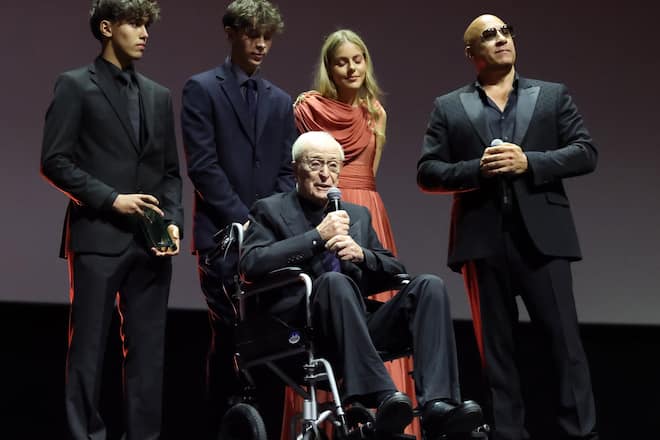 Michael Caine (Mitte) mit Vin Diesel (r.) und seinen Enkelkindern.