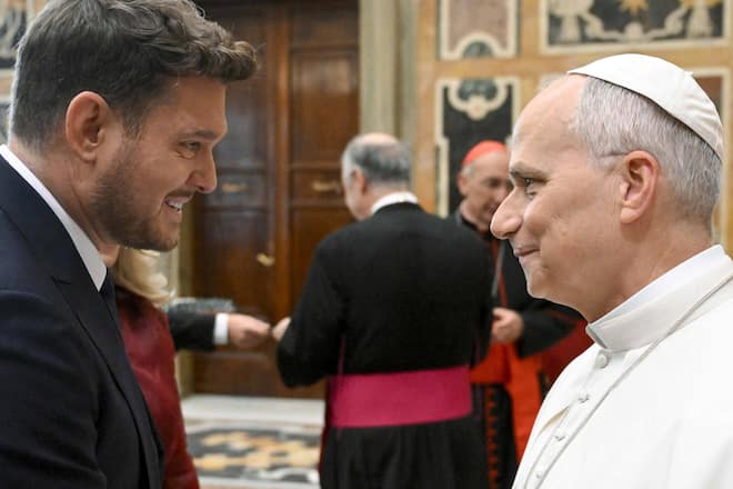 Papst Leo XIV. (r.) am 5. Dezember mit Michael Bublé.
