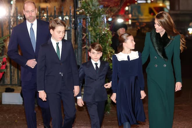 Prinz William , Prinz George, Prinz Louis und Prinzessin Charlotte mit Prinzessin Kate vor dem «Together At Christmas»-Konzert.