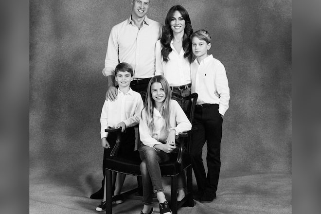 Prinz William, Prinzessin Kate, Prinz George, Prinzessin Charlotte und Prinz Louis - auf einem Porträt von Josh Shinner, das zur Weihnachtskarte 2023 wurde.