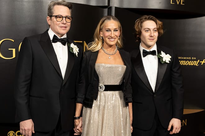 Sarah Jessica Parker posiert mit Ehemann Matthew Broderick und Sohn James Wilkie auf dem roten Teppich.