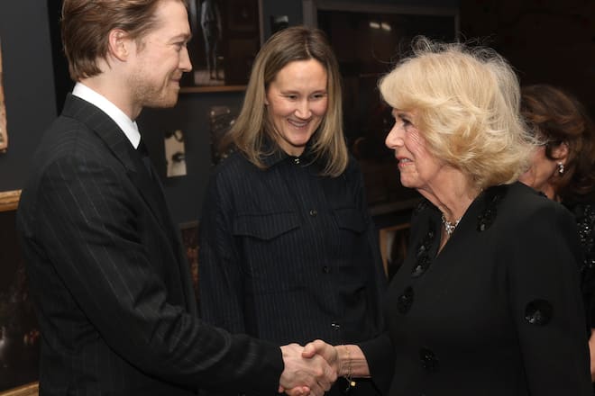 Königin Camilla hat den Schauspieler Joe Alwyn bei einem «Hamnet»-Screening kennengelernt.