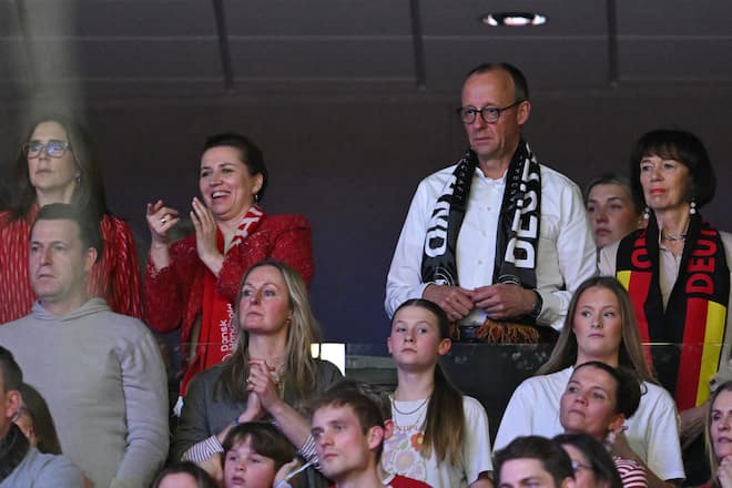 Friedrich Merz, seine Frau Charlotte Merz, Mette Frederiksen und Königin Mary (l.) beim EM-Finale.