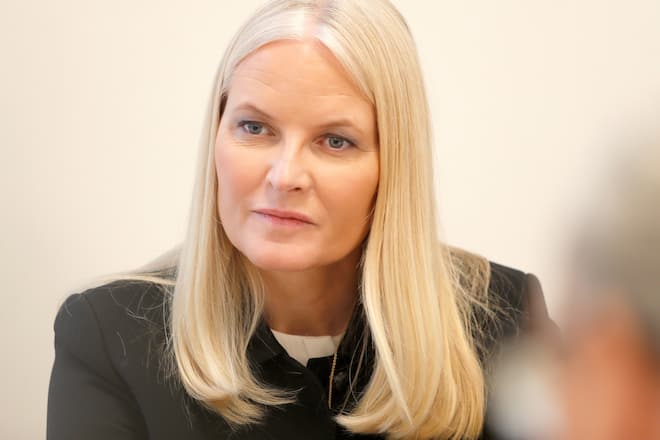 Kronprinzessin Mette-Marit bittet um Entschuldigung.