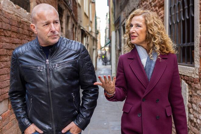 «Die Frau ohne Gesicht»: Die italienische TV-Moderatorin Gloria Livore (Clelia Sarto, r.) unterstützt Ingo Thiel (Heino Ferch, l.) bei seinen Ermittlungen.