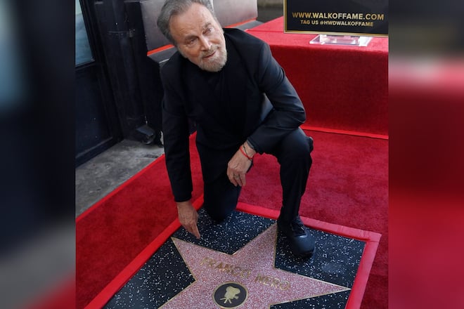 Franco Nero zeigt stolz seinen Stern auf dem Hollywood Walk of Fame.