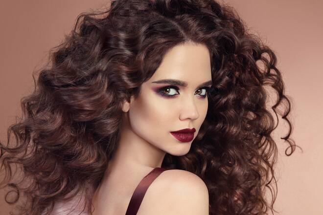 Ausdrucksstarke Augen und dunkle Lippen ziehen das Gegenüber sofort in den Bann.