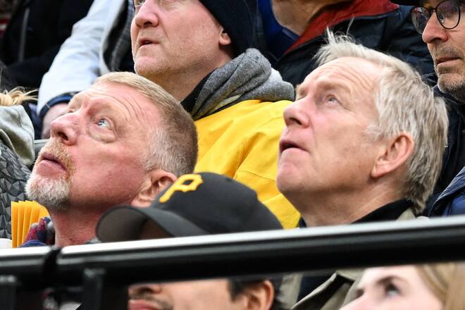 Boris Becker (l.) und Johannes B. Kerner verfolgten in Mailand das Olympia-Match der deutschen Eishockey-Mannschaft gegen die USA.