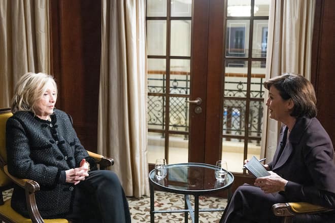 Sandra Maischberger hat Ex-US-Aussenministerin Hillary Clinton in Berlin zum Interview getroffen.