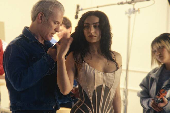 Charli xcx zeigt in ihrer Mockumentary «The Moment» die Abgründe der Musikindustrie.