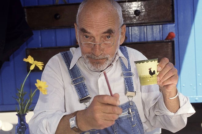 So bleibt er vielen Menschen im Gedächtnis: Peter Lustig vor dem legendären Bauwagen seiner ZDF-Kindersendung «Löwenzahn», die seit 2006 von Nachfolger Guido Hammesfahr als «Fritz Fuchs» präsentiert wird.