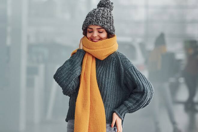 Schon ein Schal in einem kräftigen Ton wie Senfgelb verändert ein Outfit völlig.