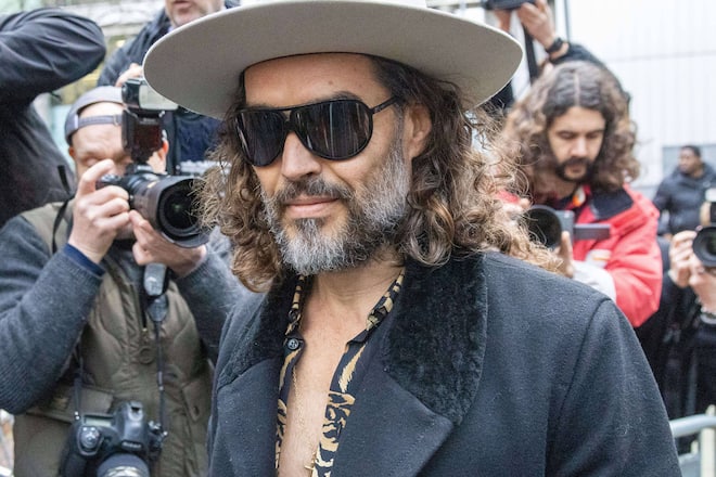 Im Leoparden-Hemd mit offenen Knöpfen erschien Russell Brand am Dienstag vor Gericht.
