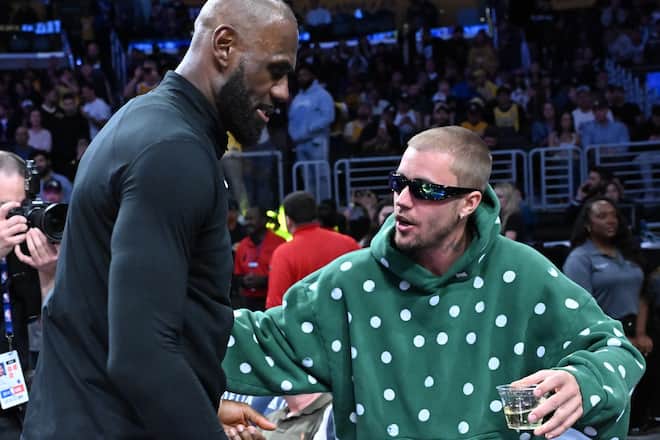 Justin Bieber und LeBron James begrüssen sich.