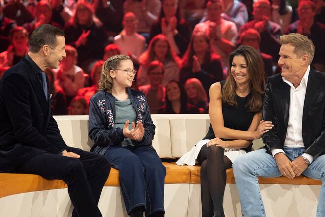 «Klein gegen Gross - das unglaubliche Duell» am Samstag, 7. März, um 20:15 Uhr im Ersten: Moderator Kai Pflaume (l.) begrüsst Ameli sowie Carina und Dieter Bohlen.