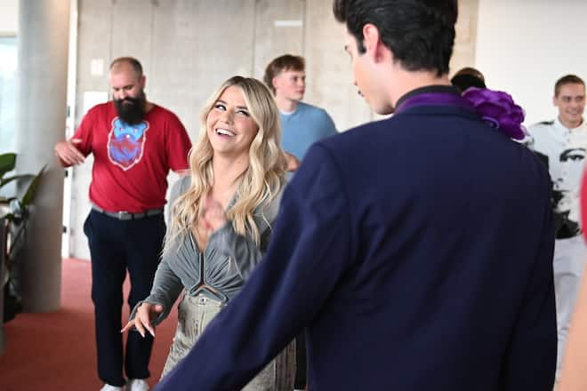 Schlagerstar Beatrice Egli zu Besuch bei den Männermodels von «GNTM». Für ihr neues Musikvideo sucht sie ein Model mit Schauspieltalent.