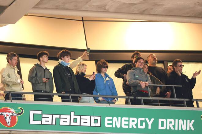 Noel Gallagher (li.) und Bruder Liam (re.) mit Familie und Freunden im Wembley-Stadion.