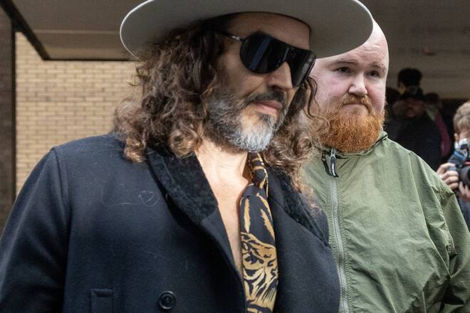 Russell Brand im Februar beim Betreten des Gerichtsgebäudes.