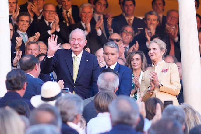 Der winkende Juan Carlos I. mit Infantin Elena in der Arena.