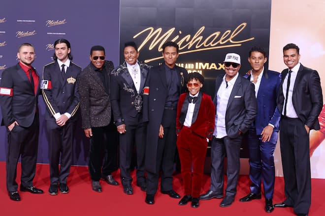 Ein Teil der Jackson-Familie mit Schauspieler Juliano Valdi (4.v.r.), der den jungen Michael verkörpert, auf dem roten Teppich in Berlin.