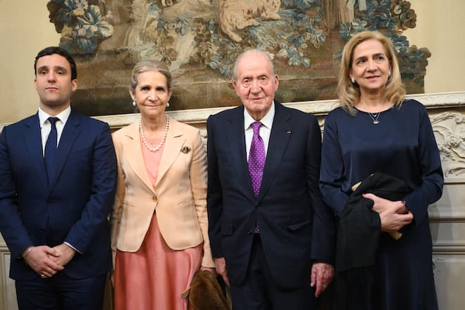 Enkel Felipe (v.l.), Tochter Elena, Juan Carlos und Tochter Cristina in Paris.