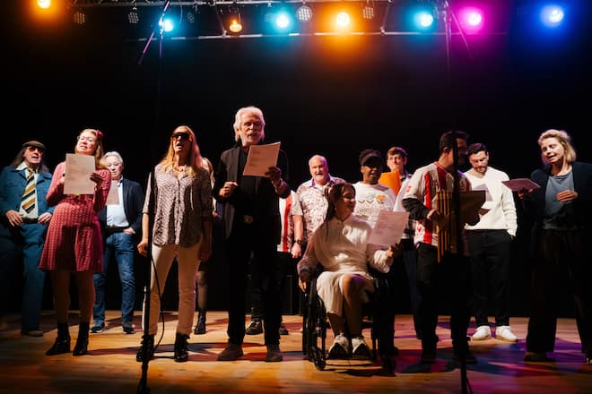 Henning Krautmacher (vorne Mitte) hat mit zahlreichen teilweise prominenten Mitwirkenden einen Song für Inklusion produziert.