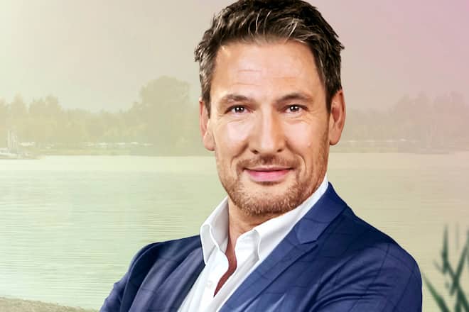 Schauspieler Dieter Bach feiert seinen 60. Geburtstag mit Freunden und in den Bergen.