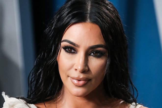 Kim Kardashian lebt in einer riesigen Villa - und riesig fällt auch ihre Weihnachtsdekoration aus.