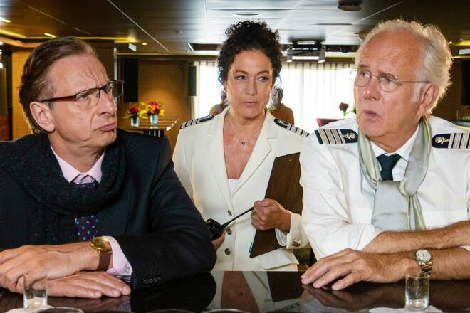 «Das Traumschiff: Utah»: Neben Kreuzfahrtdirektor Oskar Schifferle (Harald Schmidt, r.) ist mit Jens Kessler (Ingolf Lück) ein weiterer Hypochonder an Bord - nicht nur für Hoteldirektorin Hanna Liebhold (Barbara Wussow) keine einfache Aufgabe.