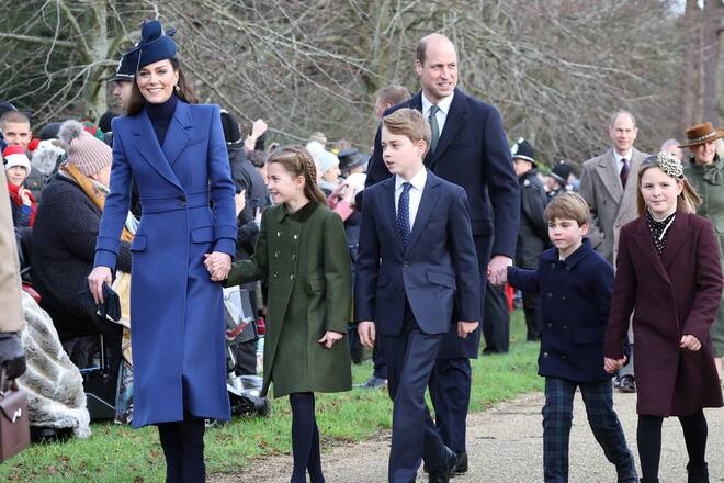 Gleich fallen die viralen drei Worte: Prinzessin Charlotte (2.v.l.) und Cousine Mia (r.)
