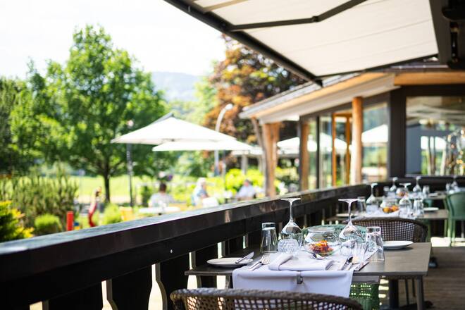 Gutes Essen auf dem Tisch, die Berge im Blick - so geht Frühlings-Wellness. Hier auf der Terrasse des Fine-Dining-Restaurants «Maxi» im Hotel «Das Freiberg» in Oberstdorf.