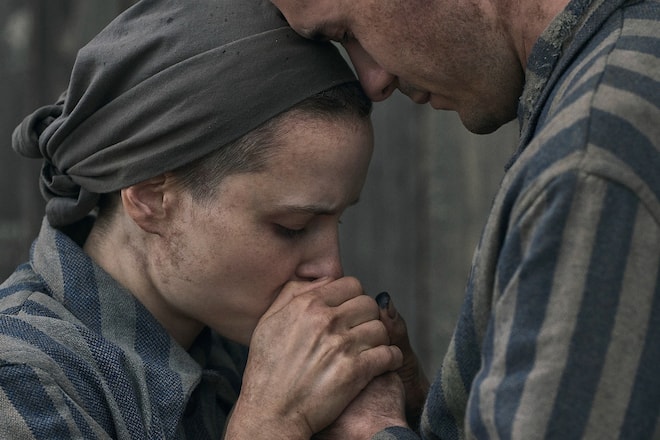 Lali und Gita Sokolov, dargestellt von Jonah Hauer-King und Anna Próchniak.