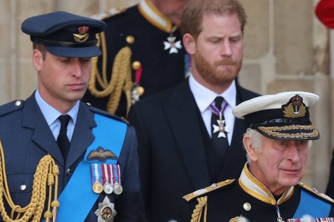 Das Verhältnis scheint komplett zerrüttet: Prinz William (l.), Prinz Harry und König Charles III.