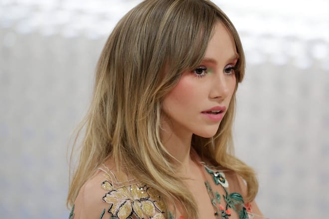 Model und Sängerin Suki Waterhouse mit einem märchenhaft-verspielten frischen Make-up-Look in zarten Rosé-Tönen.