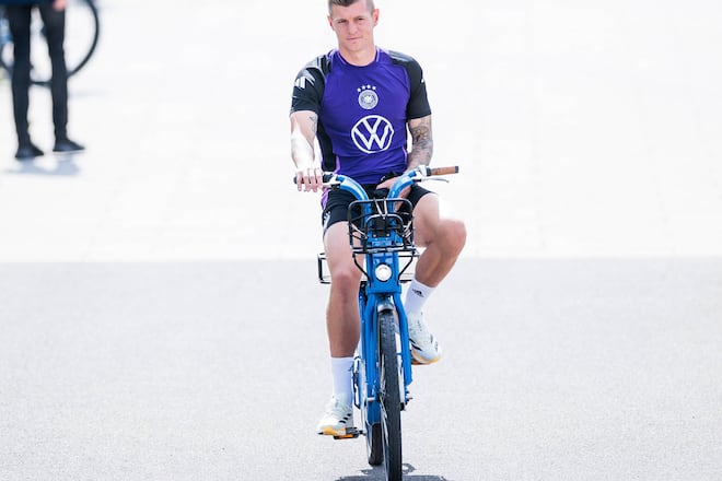 Wer dieser Tage in Herzogenaurach unterwegs ist, trifft vielleicht auch mal einen Toni Kroos auf dem Fahrrad.