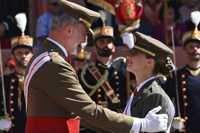 Ein stolzer Vater ehrt seine Tochter: König Felipe von Spanien und Tochter Leonor