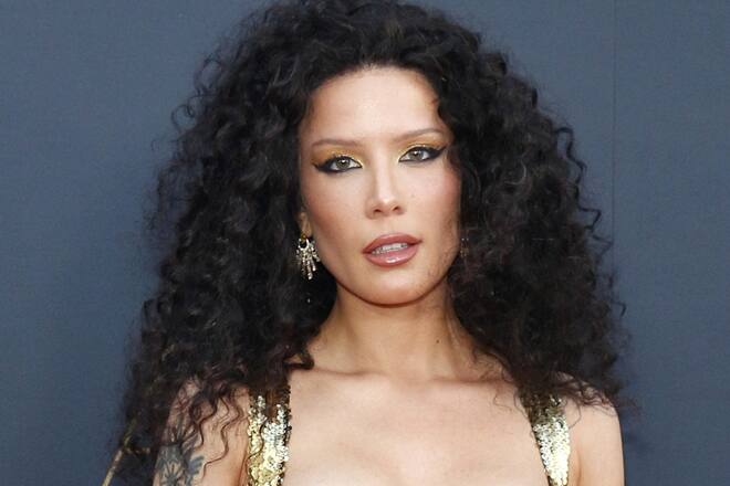 Voller Einsatz für die Karriere: Sängerin Halsey trat auf, obwohl sie gerade eine Fehlgeburt erlebte.