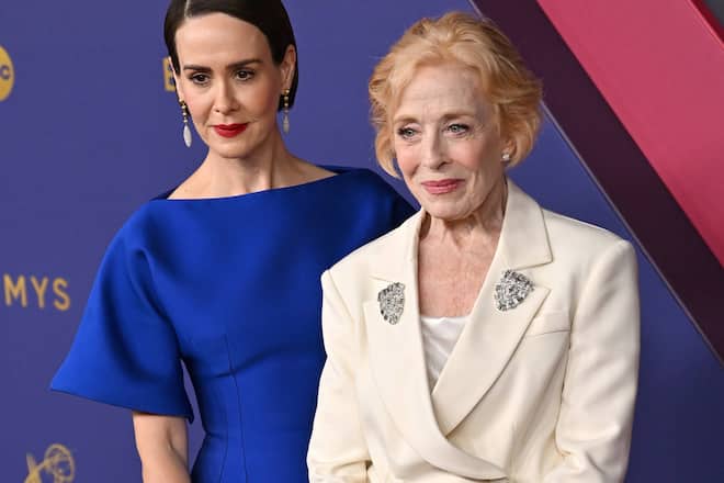 Sarah Paulson und Holland Taylor (r.) bei der Emmy-Verleihung auf dem roten Teppich.